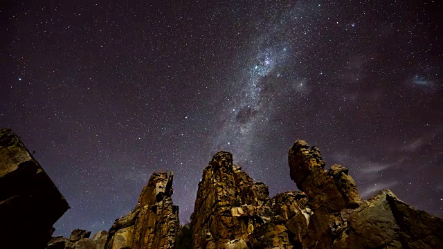 南非塞德堡Truitjieskraal自然保护区的砂岩岩层和星空景观视频素材