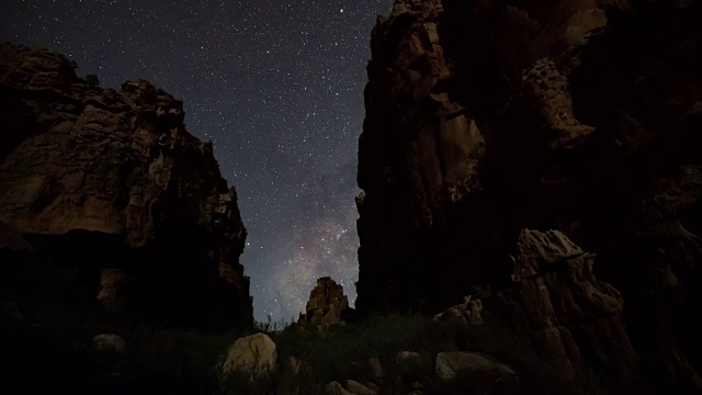 南非塞德堡Truitjieskraal自然保护区的砂岩岩层和星空景观视频下载