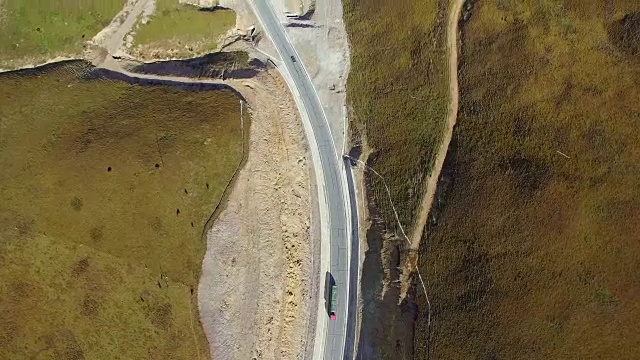 航拍的道路延伸到遥远的地平线上的草原，中国甘肃。视频素材