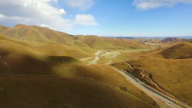 航拍的道路延伸到遥远的地平线上的草原，中国甘肃。视频素材