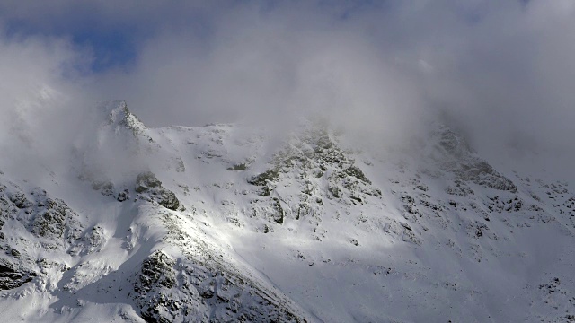 4K镜头特写罗浮敦群岛多云蓝天的雪山山顶，视频素材