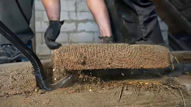 两名工人用撬棍抬起地板视频素材