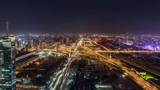 中国北京，T/L WS HA TD夜间多条高速公路和立交桥的高峰时间交通状况视频素材