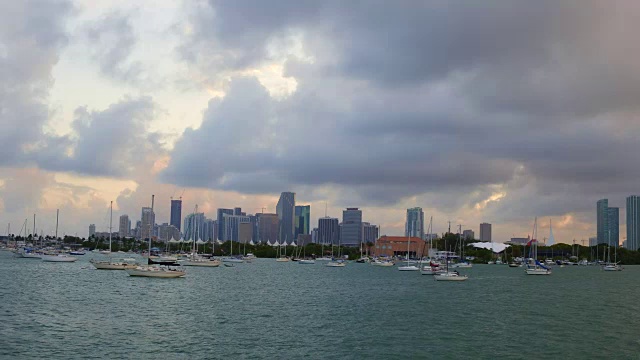 迈阿密城市的天际线在日落或黄昏，从海上的观点，而旅游在船上视频素材