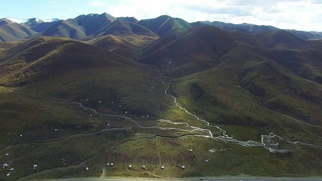 航拍的道路延伸到遥远的地平线上的草原，中国甘肃。视频素材