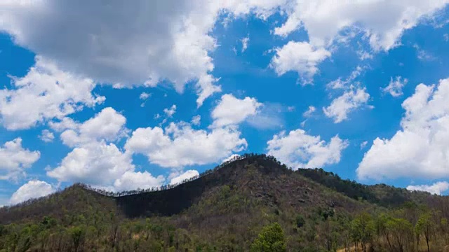 云在山上飘过视频素材