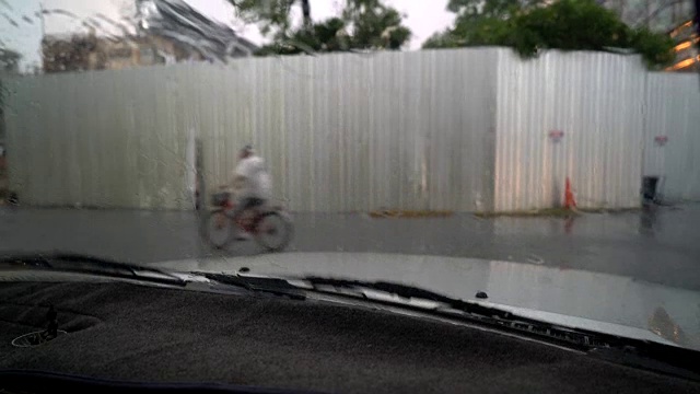 汽车内部的挡风玻璃刮水器视频素材