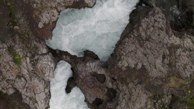 宽高角度拍摄的河流急流之间的岩石/冰岛视频素材