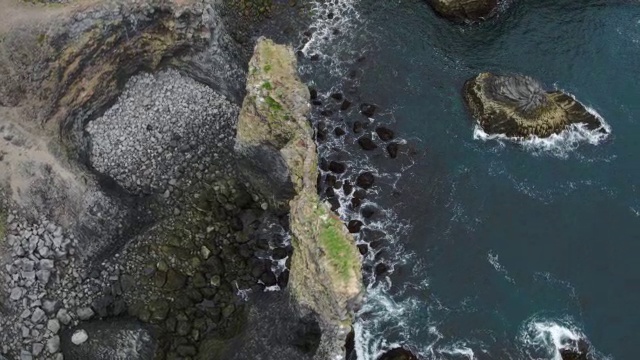 宽高角度俯瞰在海岸的岩石/ Arnarstapi，冰岛视频素材