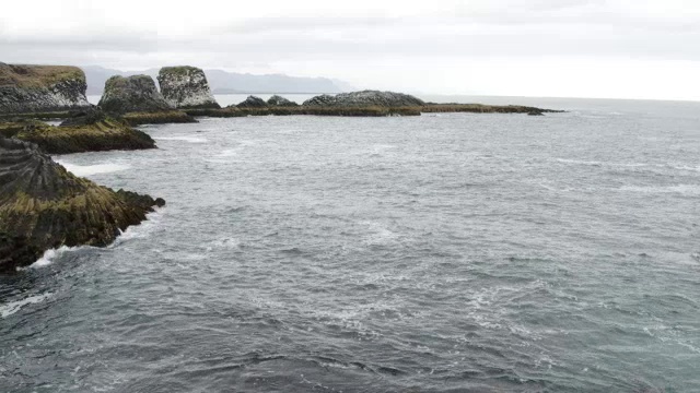 冰岛阿纳斯塔皮海岸，宽阔的飞镖穿过拱形岩层到达海浪视频素材