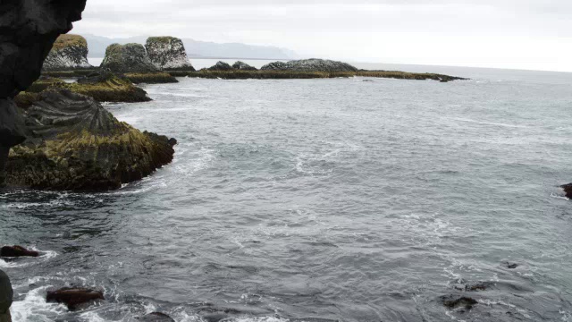 冰岛阿纳斯塔皮海岸，宽阔的飞镖穿过拱形岩层到达海浪视频素材