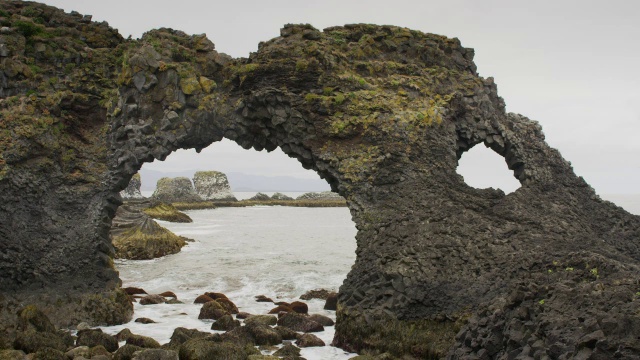 冰岛，Snaefellsnes, Arnarstapi，拱形岩层附近海滩海浪的广角镜头视频素材