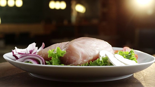 生鸡胸肉配生菜，洋葱和番茄视频下载