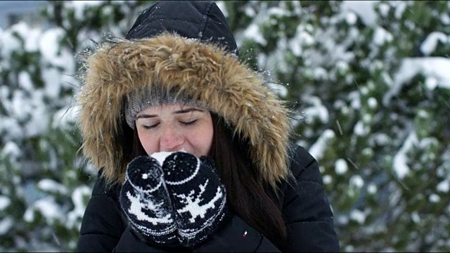 佛蒙特州冬天的年轻女人和雪球的肖像视频素材