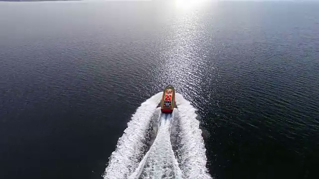 航拍照片，一艘领航船在平静的海面上疾驰，迎接它的船只进入航运码头。视频素材