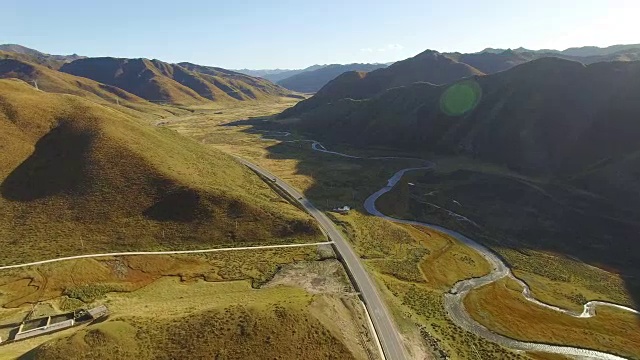 航拍的道路延伸到遥远的地平线上的草原，中国甘肃。视频素材