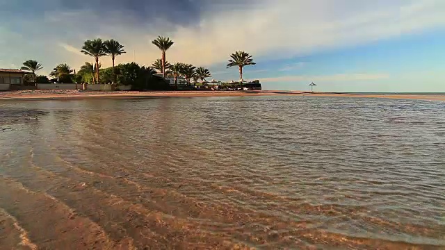 沙滩上的日落。埃及红海视频素材