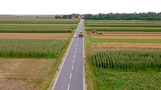 空中拖拉机在乡村公路上行驶视频素材