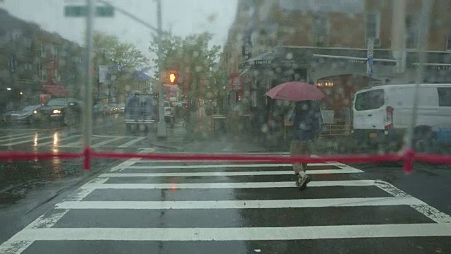 十字路口撑伞，大雨行走观视频素材