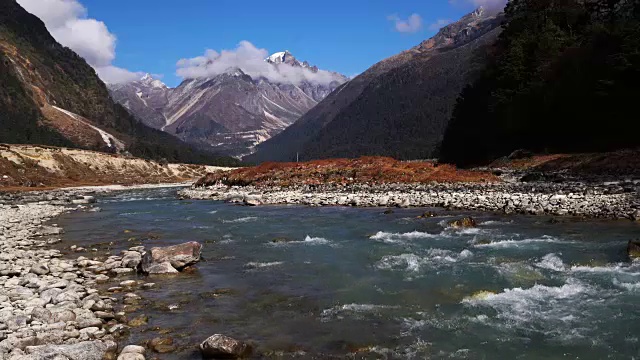 从冰川融解的河上看拉冲山景，天气晴朗视频素材