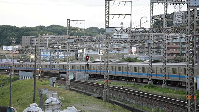 日本东京，小田裕火车穿过百合冈住宅区视频素材