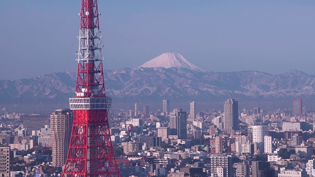 日本，东京，俯瞰城市天际线和标志性的东京塔视频素材