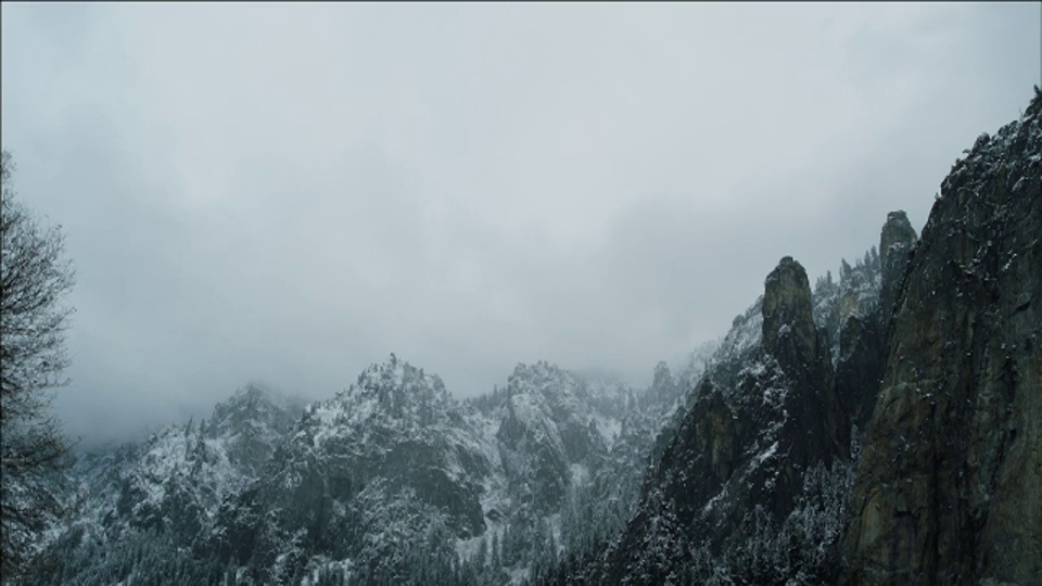 在优胜美地山脉上空，云雾缭绕视频素材