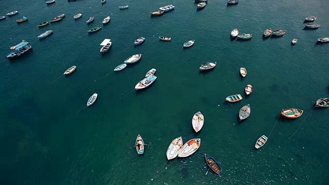 鸟瞰港口里五颜六色的秘鲁渔船视频下载