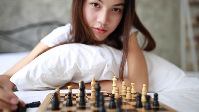 年轻女子下棋视频下载