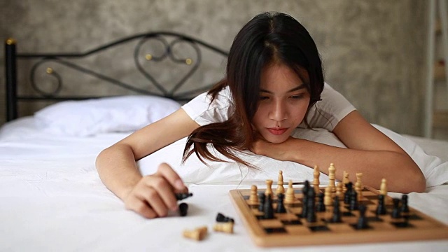 年轻女子下棋视频素材