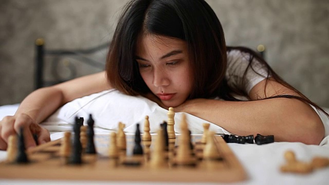 年轻女子下棋视频素材