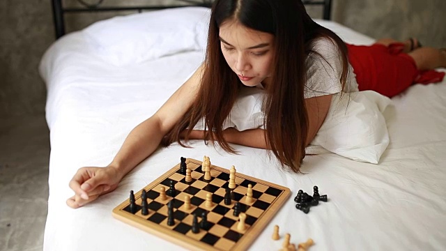 年轻女子下棋视频素材