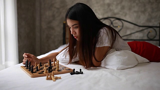 年轻女子下棋视频素材