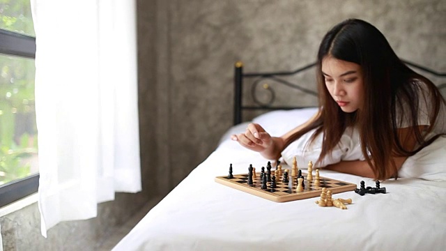 年轻女子下棋视频素材