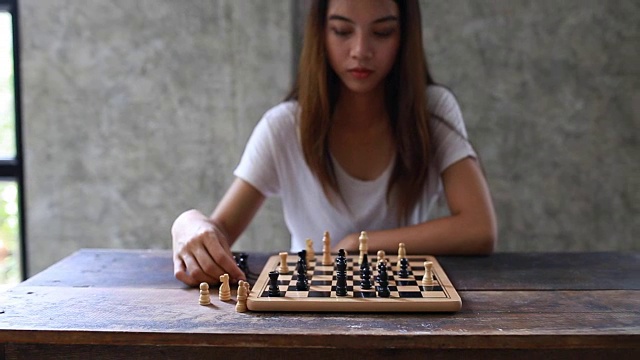 年轻女子下棋视频素材