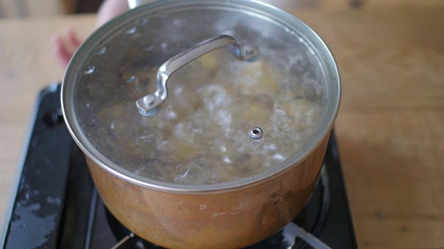 烹饪小土豆视频素材