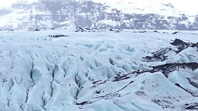 冰岛Solheimajokull冰川泻湖倾斜景观视频素材