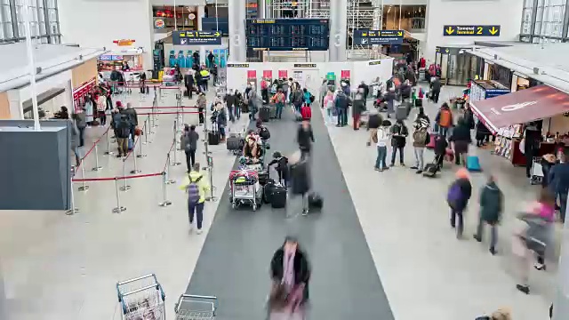 时光流逝的旅行者在丹麦哥本哈根机场出发大厅拥挤视频素材