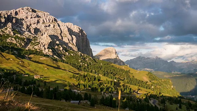 日落时间流逝的栀子pass, passo Gardena在白云石南蒂罗尔意大利阿尔卑斯山视频素材