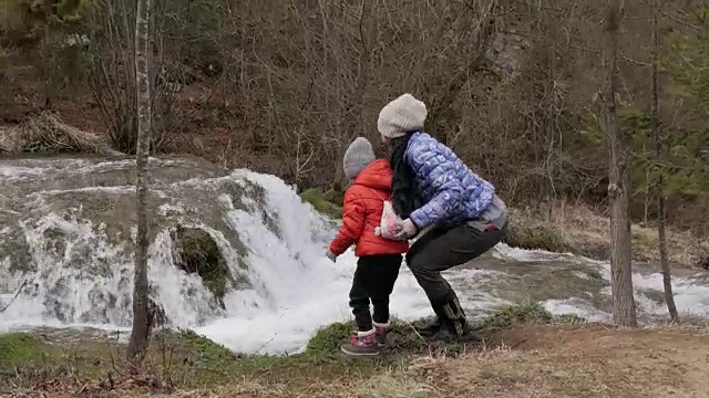 母女徒步旅行视频下载