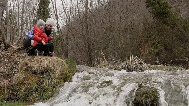 母女徒步旅行视频素材