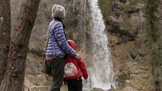 母女徒步旅行视频素材