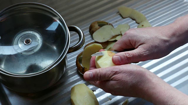 土豆脱皮。视频素材