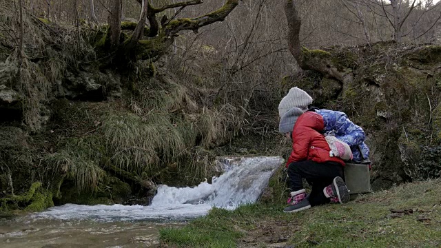 母女徒步旅行视频素材