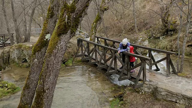 母女徒步旅行视频素材