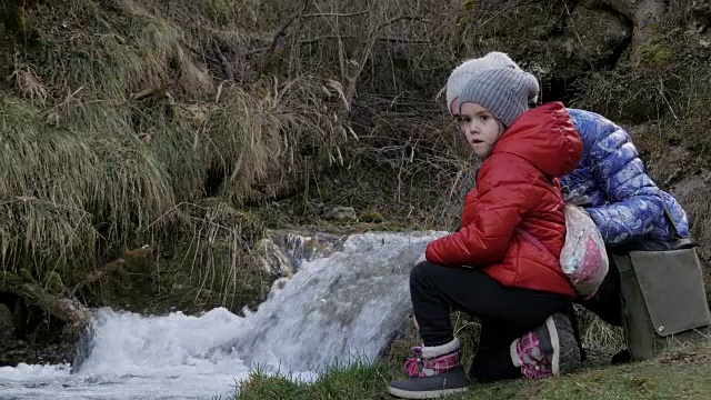 母女徒步旅行视频素材