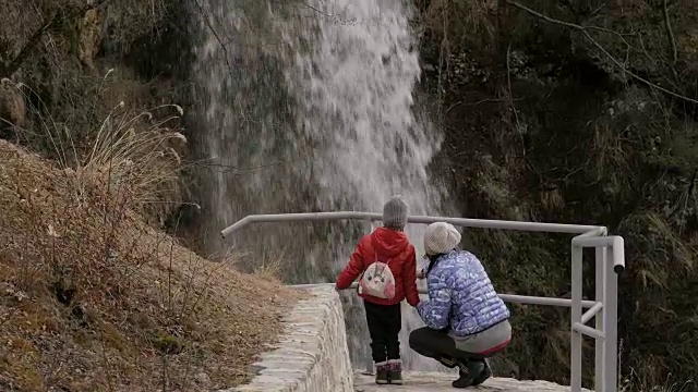 母女徒步旅行视频素材