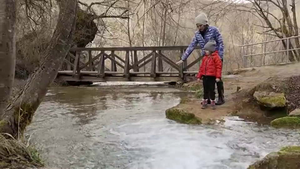 母女徒步旅行视频素材