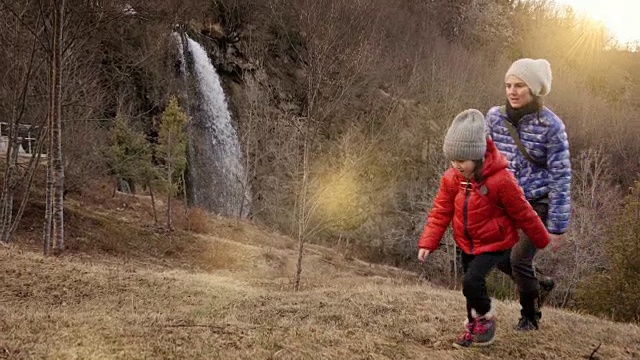 母女徒步旅行视频素材