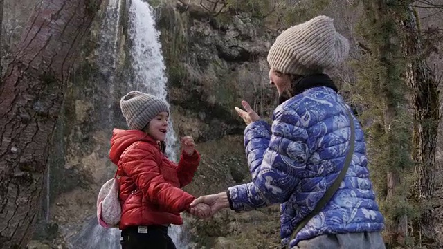 母女徒步旅行视频素材